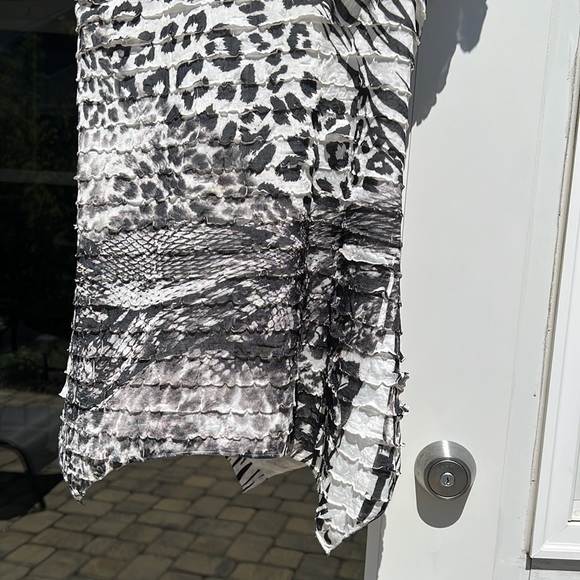 Woman’s asymmetrical on the bottom soft top - Picture 2 of 6